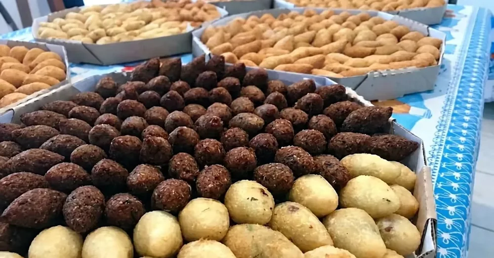 Bolinhas de queijo fritas e douradas