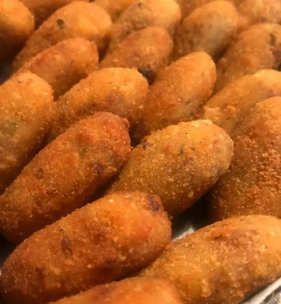Salgadinhos fritos variados em close